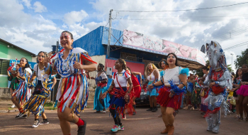 Folia Goiás reúne blocos tradicionais, cortejos culturais e diversão acessível no interior do estado